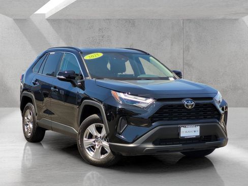 Used 2025 Toyota RAV4 XLE AWD/4WD image 2