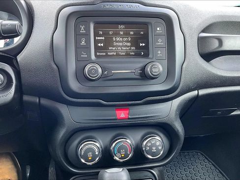 Used 2017 Jeep Renegade Latitude AWD/4WD image 14