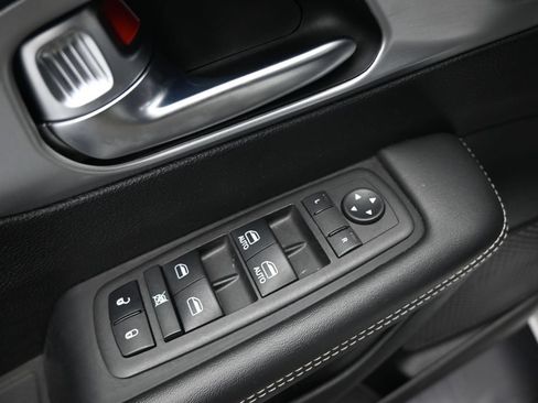 Used 2024 Chrysler Pacifica Limited FWD image 19