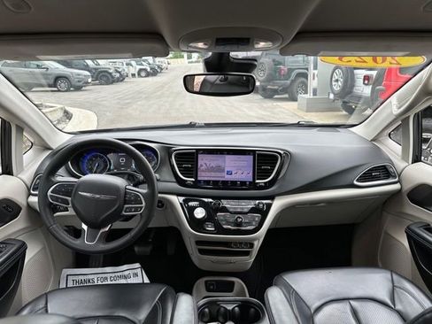 Used 2023 Chrysler Pacifica Touring-L FWD image 14