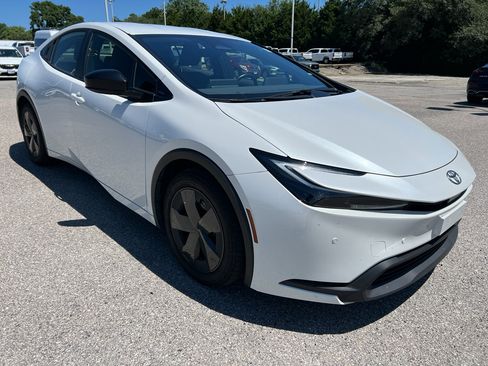 Used 2024 Toyota Prius LE FWD image 3