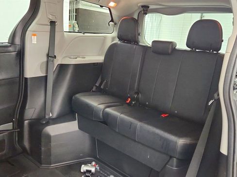 Used 2017 Toyota Sienna SE Premium image 21