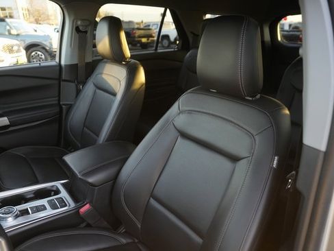 Used 2022 Ford Explorer XLT w/ Equipment Group 202A image 10