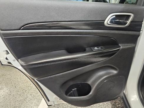 Used 2020 Jeep Grand Cherokee Laredo image 28