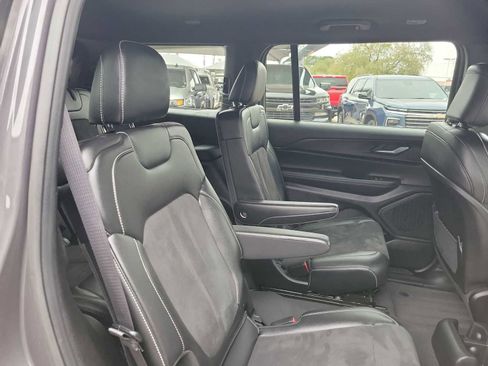 Used 2025 Jeep Grand Cherokee L Laredo image 13