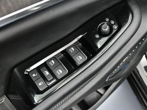 Used 2022 Jeep Grand Cherokee Overland w/ Luxury Tech Group IV image 20