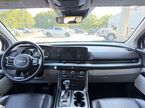 Used 2023 Kia Carnival LX FWD image 10