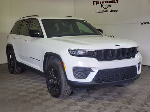 Used 2024 Jeep Grand Cherokee Altitude AWD/4WD image 2