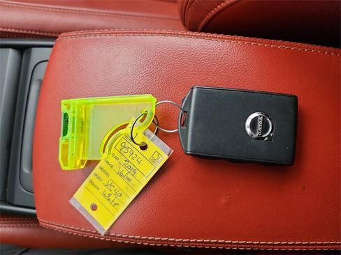 Used 2019 Volvo XC40 T5 Momentum image 32