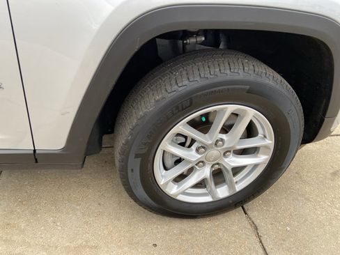 Used 2023 Jeep Grand Cherokee L Laredo image 31