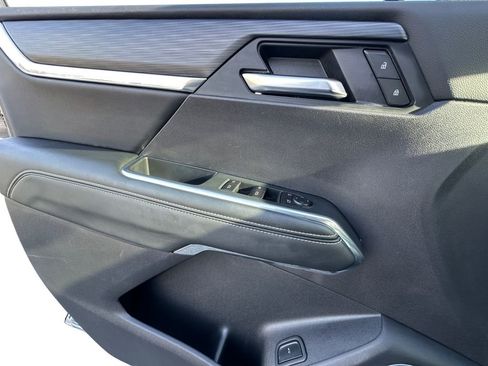 Used 2025 GMC Acadia Elevation image 11