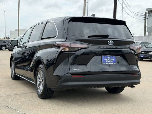 Used 2025 Toyota Sienna LE FWD image 7