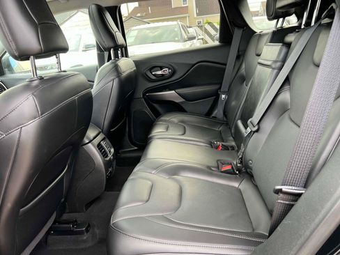 Used 2019 Jeep Cherokee Limited AWD/4WD image 13
