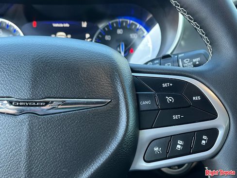 Used 2025 Chrysler Pacifica Select FWD image 23