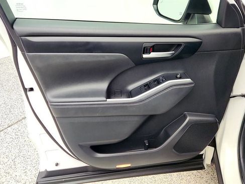 Used 2021 Toyota Highlander XLE image 11