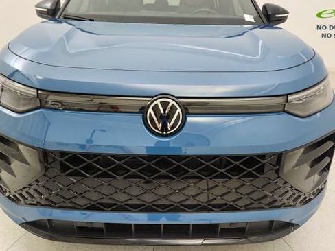 Used 2025 Volkswagen Tiguan SE R-Line AWD/4WD image 9