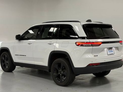 Used 2023 Jeep Grand Cherokee Altitude image 3