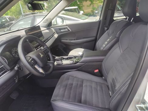 Used 2025 Mitsubishi Outlander SE AWD/4WD image 4