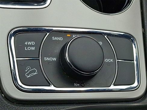 Used 2022 Jeep Grand Cherokee Laredo X image 25