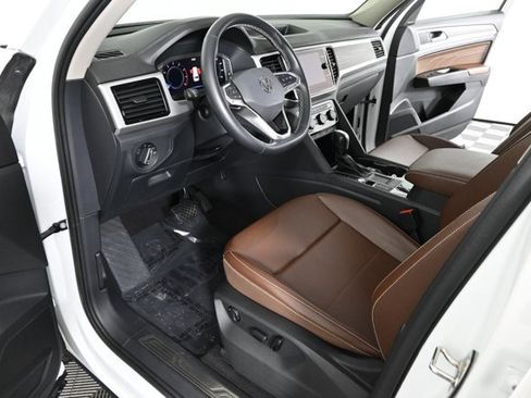 Certified 2022 Volkswagen Atlas SE w/ Black Wheel Package image 19