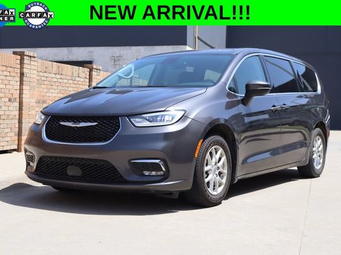 Used 2023 Chrysler Pacifica Touring-L FWD image 1
