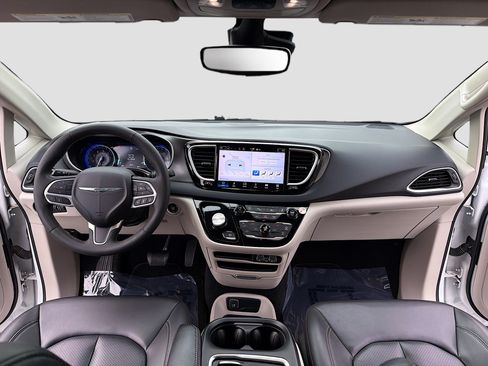 Used 2023 Chrysler Pacifica Touring-L FWD image 3