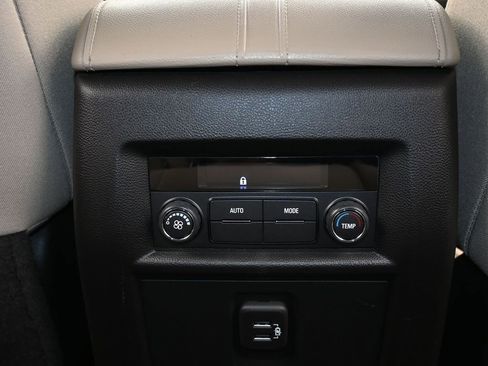 Used 2022 Chevrolet Traverse LS image 32