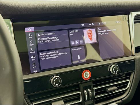Certified 2025 Porsche Macan AWD/4WD image 18
