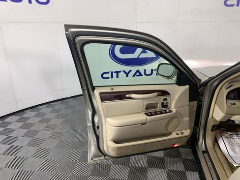 Used 2009 Lincoln Town Car Signature L image 14