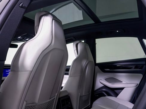 New 2026 Porsche Macan 4 Electric image 8