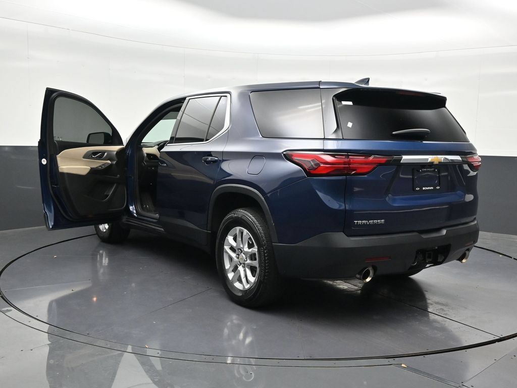 Used 2023 Chevrolet Traverse LS FWD image 3
