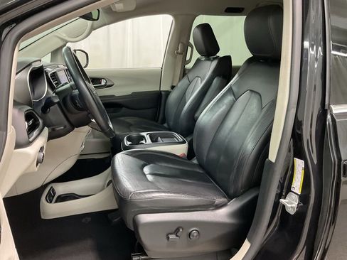 Used 2020 Chrysler Pacifica Touring-L image 19