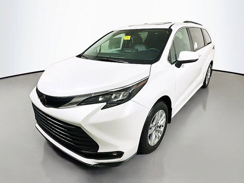 New 2026 Toyota Sienna XLE image 3