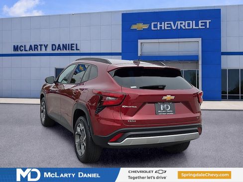 Used 2024 Chevrolet Trax LT w/ LT Convenience Package FWD image 4
