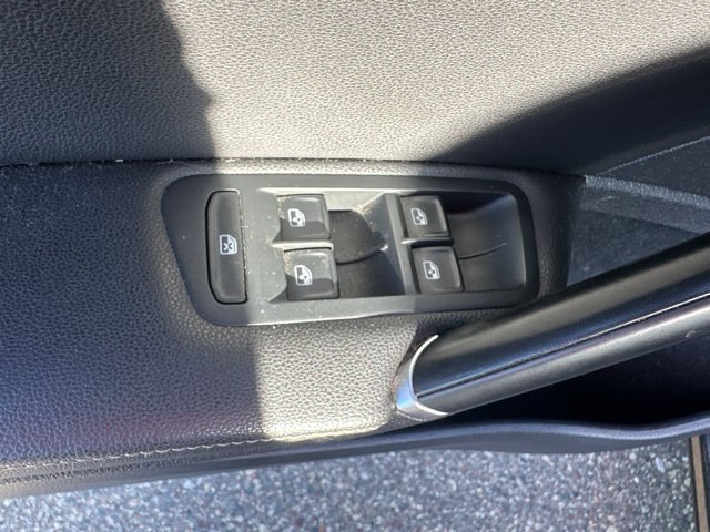 Used 2019 Volkswagen Golf SE FWD image 16