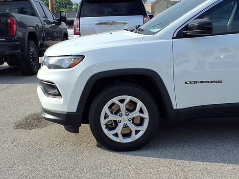Used 2024 Jeep Compass Latitude AWD/4WD image 16