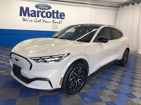 Certified 2025 Ford Mustang Mach-E Premium image 1