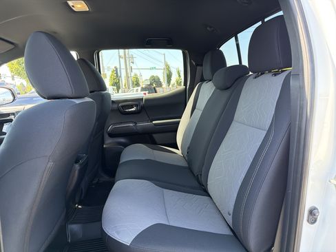 Used 2020 Toyota Tacoma TRD Off-Road w/ Technology Package AWD/4WD image 11