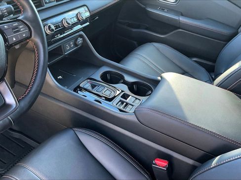 Used 2025 Honda Pilot TrailSport image 17