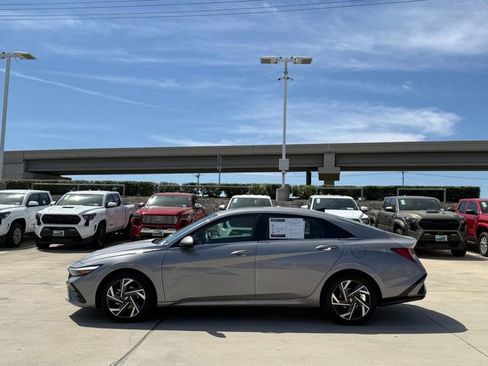 Used 2025 Hyundai Elantra SEL image 8