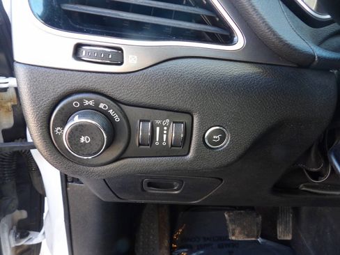 Used 2019 Jeep Cherokee Limited w/ Luxury Group image 13