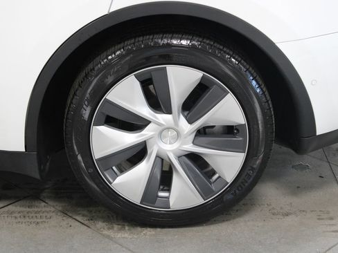 Used 2021 Tesla Model Y Long Range image 17