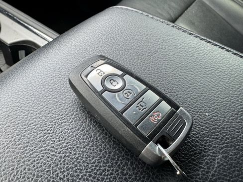 Used 2019 Ford Expedition XLT w/ Equipment Group 202A AWD/4WD image 18