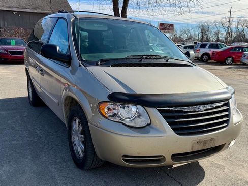 Used 2006 Chrysler Town & Country Touring image 2