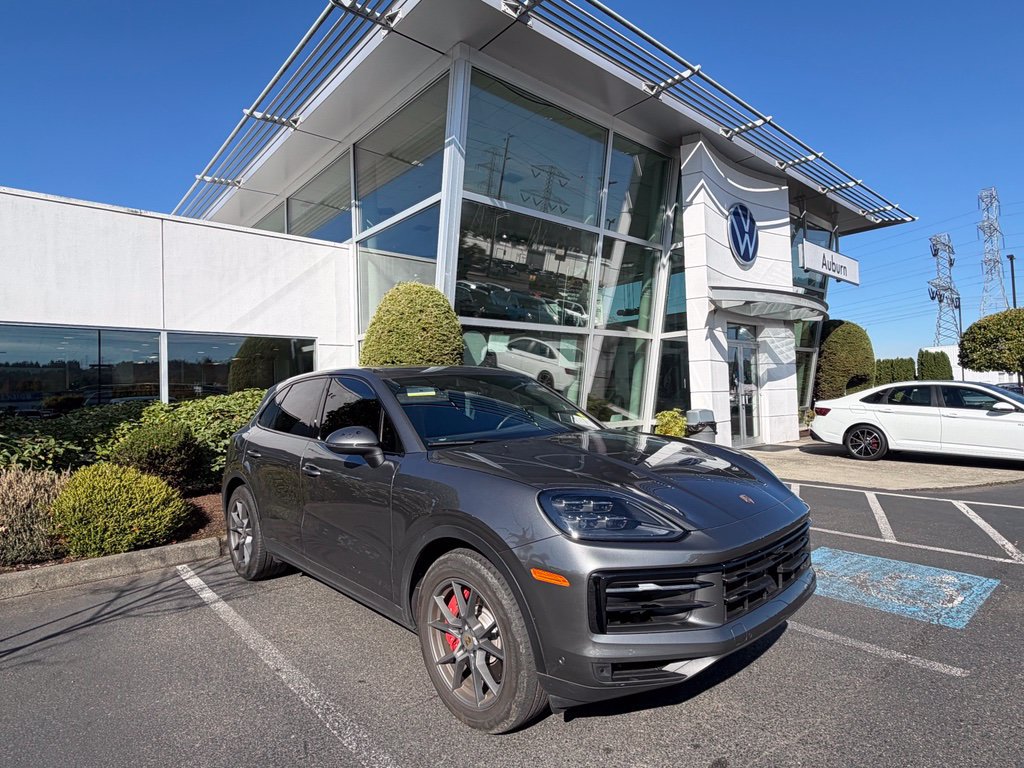 Used 2024 Porsche Cayenne S AWD/4WD image 2