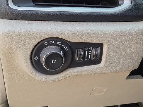 Used 2024 Chrysler Pacifica Touring-L FWD image 25
