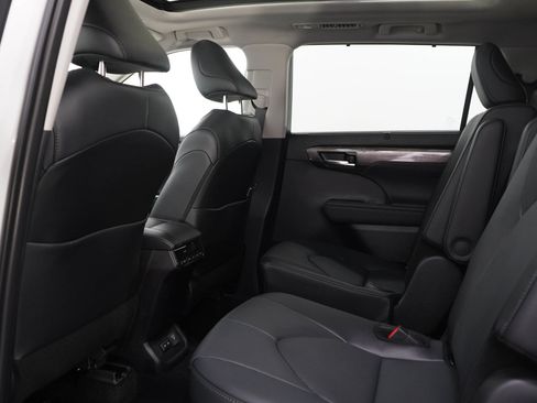 Used 2026 Toyota Highlander Limited AWD/4WD image 18