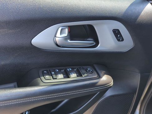 Used 2023 Chrysler Pacifica Touring-L w/ S Appearance Package FWD image 16