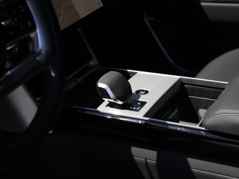 Certified 2025 Land Rover Range Rover SE AWD/4WD image 18