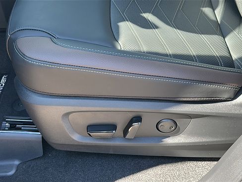 New 2025 Nissan Pathfinder Platinum image 12